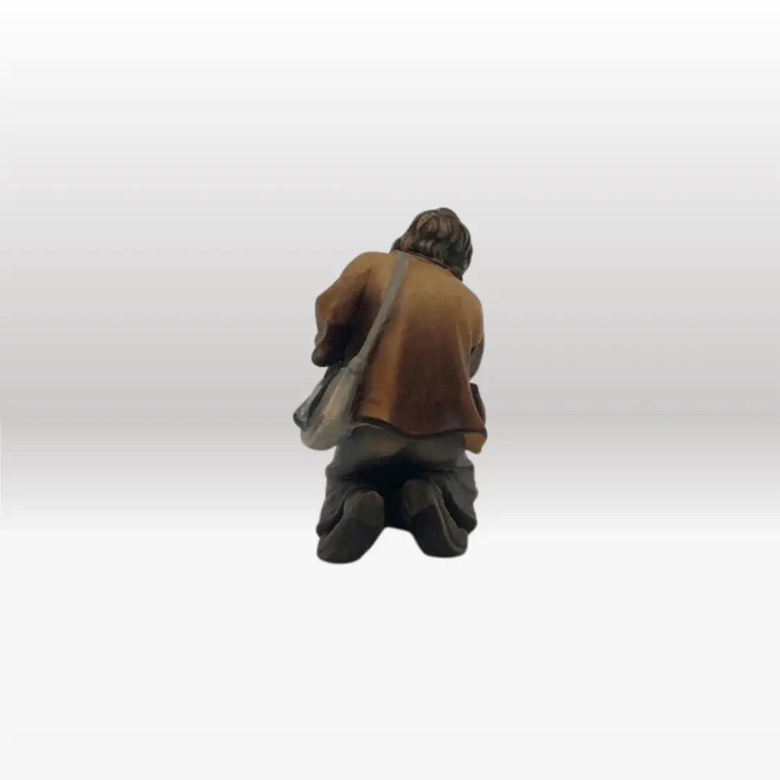 Hirte kniend und Schaf von Kostner-3