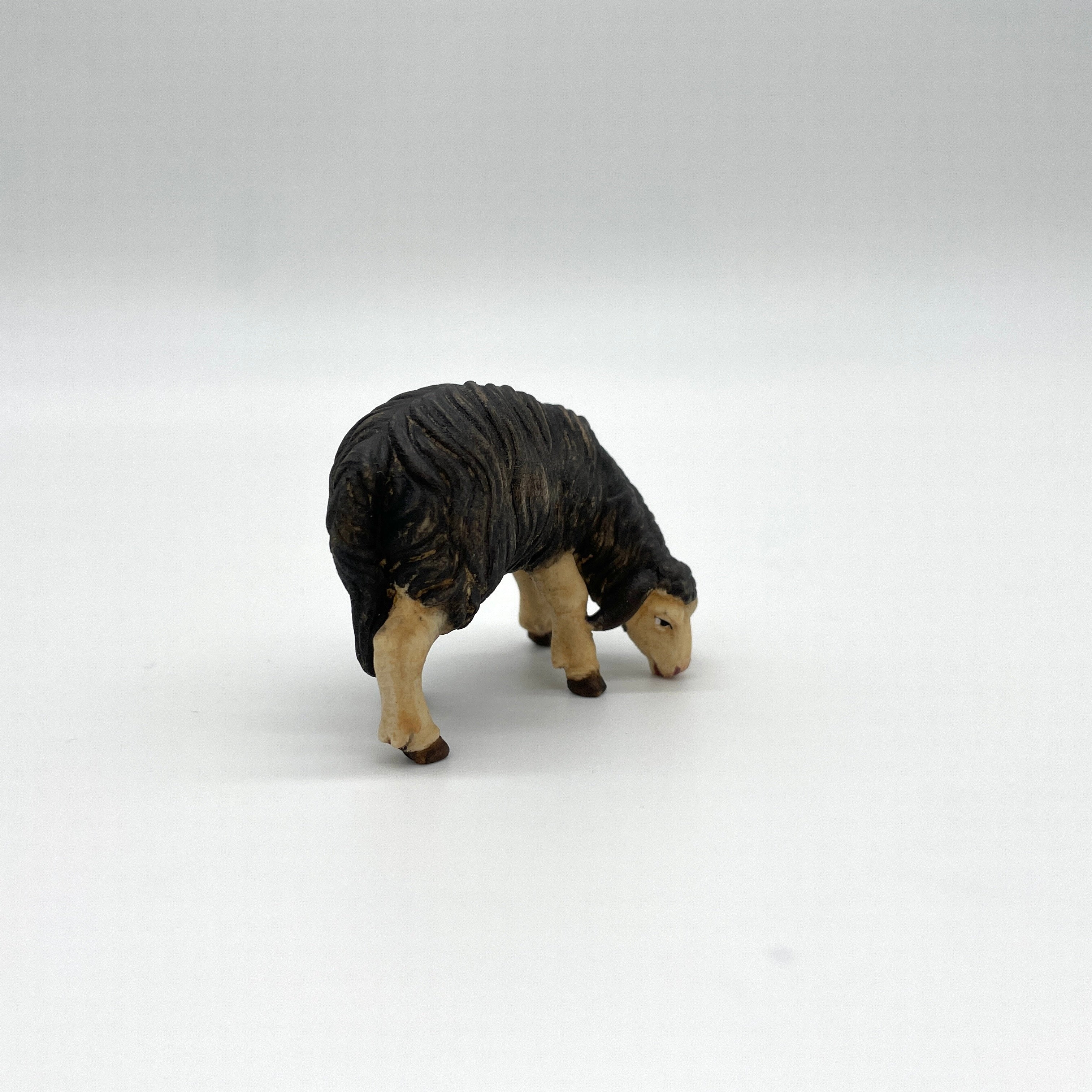 Schaf schwarz fressend rechtsschauend Krippenfigur von Kostner