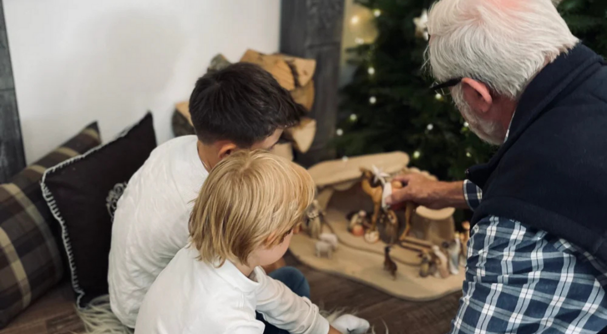 Wie Sie mit bemalten Leonardo Krippenfiguren eine schöne Wohnzimmerecke gestalten