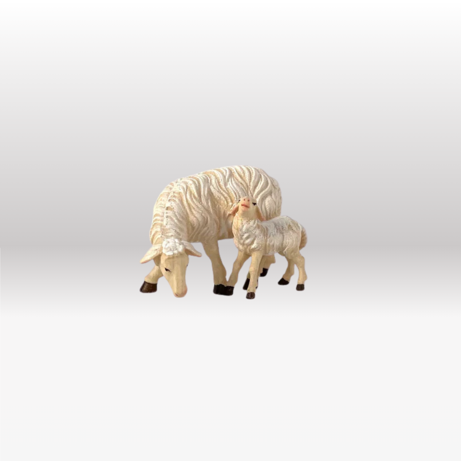 Schaf fressend und Lamm stehend  von Kostner-1